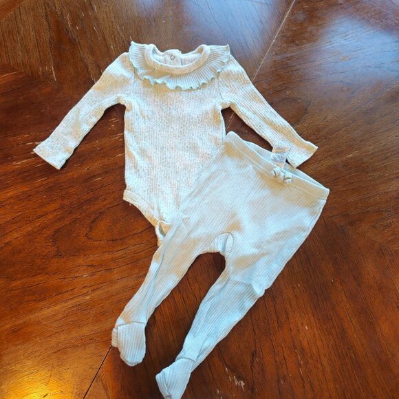 Sale 🎉🥳 4/$25 or $10 Baby Set Size 6/9M - Picture 1 of 4